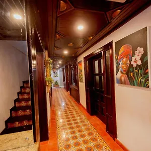 Retrouvailles Hotel